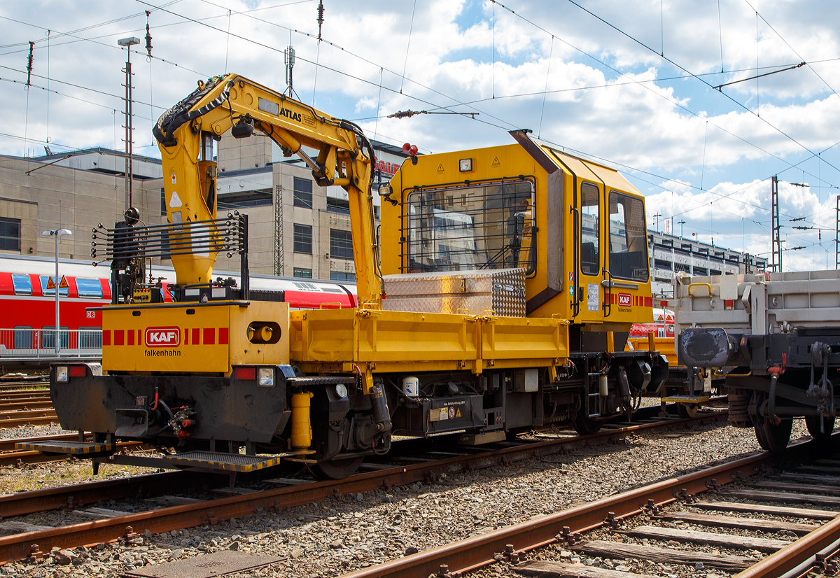 
Der Gleiskraftwagen SKL 26 LK (BA 292 - Motor MAN, Getriebe ZF), Schweres Nebenfahrzeug Nr. 99 80 9685 009-9 D-KAF, der KAF Falkenhahn Bau AG (Kreuztal), ex DR 29.2.020, steht mit zwei Kla 03 Gleiskraftwagenanhänger am 12.05.2019 beim Hbf Siegen.

Der SKL 26 LK Gleiskraftwagen wurde 1993 von der Deutschen Reichbahn Gleisbaumechanik Brandenburg (heute GBM Gleisbaumechanik Brandenburg/H. GmbH) unter der Fahrgestell-Nr. 29.2.0020 gebaut. Zum 01.01.1994 ging er zur DB AG (GB Bahnbau) als DB 29.1.044 über. Über die Eisenbahn-Service Gesellschaft (ESG) kam er 2018 zur KAF Falkenhahn Bau AG.
