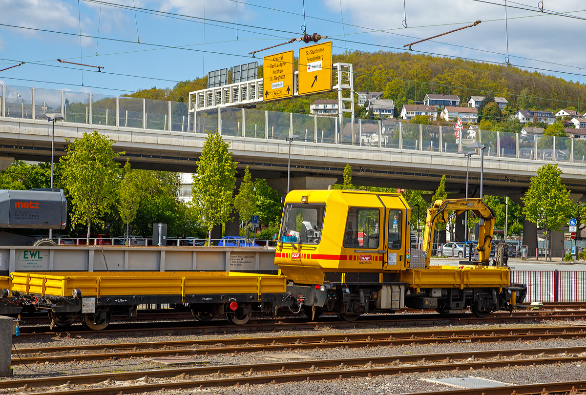 
Der Gleiskraftwagen SKL 26 LK (BA 292 - Motor MAN, Getriebe ZF), Schweres Nebenfahrzeug Nr. 99 80 9685 009-9 D-KAF, der KAF Falkenhahn Bau AG (Kreuztal), ex DR 29.2.020, steht mit zwei Kla 03 Gleiskraftwagenanhänger am 12.05.2019 beim Hbf Siegen.

Der SKL 26 LK Gleiskraftwagen wurde 1993 von der Deutschen Reichbahn Gleisbaumechanik Brandenburg (heute GBM Gleisbaumechanik Brandenburg/H. GmbH) unter der Fahrgestell-Nr. 29.2.0020 gebaut. Zum 01.01.1994 ging er zur DB AG (GB Bahnbau) als DB 29.1.044 über. Über die Eisenbahn-Service Gesellschaft (ESG) kam er 2018 zur KAF Falkenhahn Bau AG.
