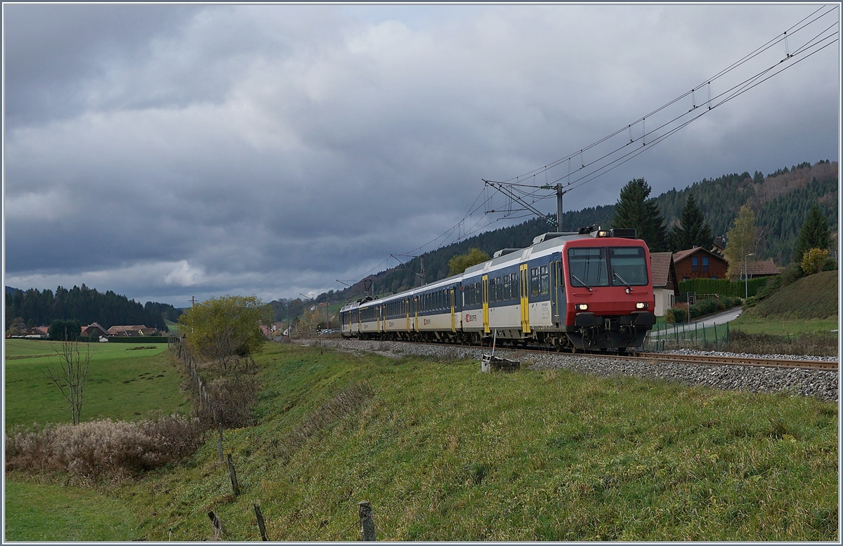 Der Grenzübergang  Les Verrières Frontière : Bei Kilometer 464.84 verlässt der NPZ RE 18123 Frankreich und setzt seine Fahrt bei Kilometer 41.07 in der Schweiz in Richtung Les Verrières fort. Am 22. Nov. 1942 erreichte der Fahrdraht Les Verrières, elektrisch bis Pontarlier konnte man ab dem 3. Juni 1956 fahren (15000 V, 16 2/3 Hz), erst knapp zwei Jahre später wurde auch die Fortsetzung nach Dole elektrifiziert (25 000 V, 50 Hz) und Pontarlier somit Systemwechsel Bahnhof.

5. Nov. 2019