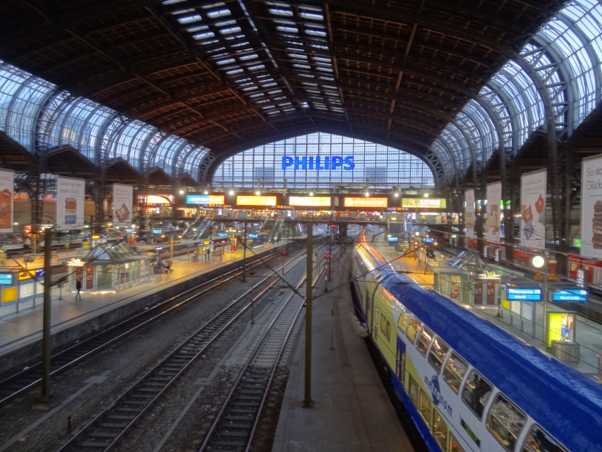 Der Hamburger Hauptbahnhof am Abend.
Aufgenommen im Mai 2014.