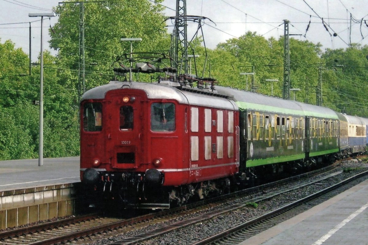 Der Herzerather mit CentralBahn 10019 durchfahrt am 27 September 2010 K�ln S�d.