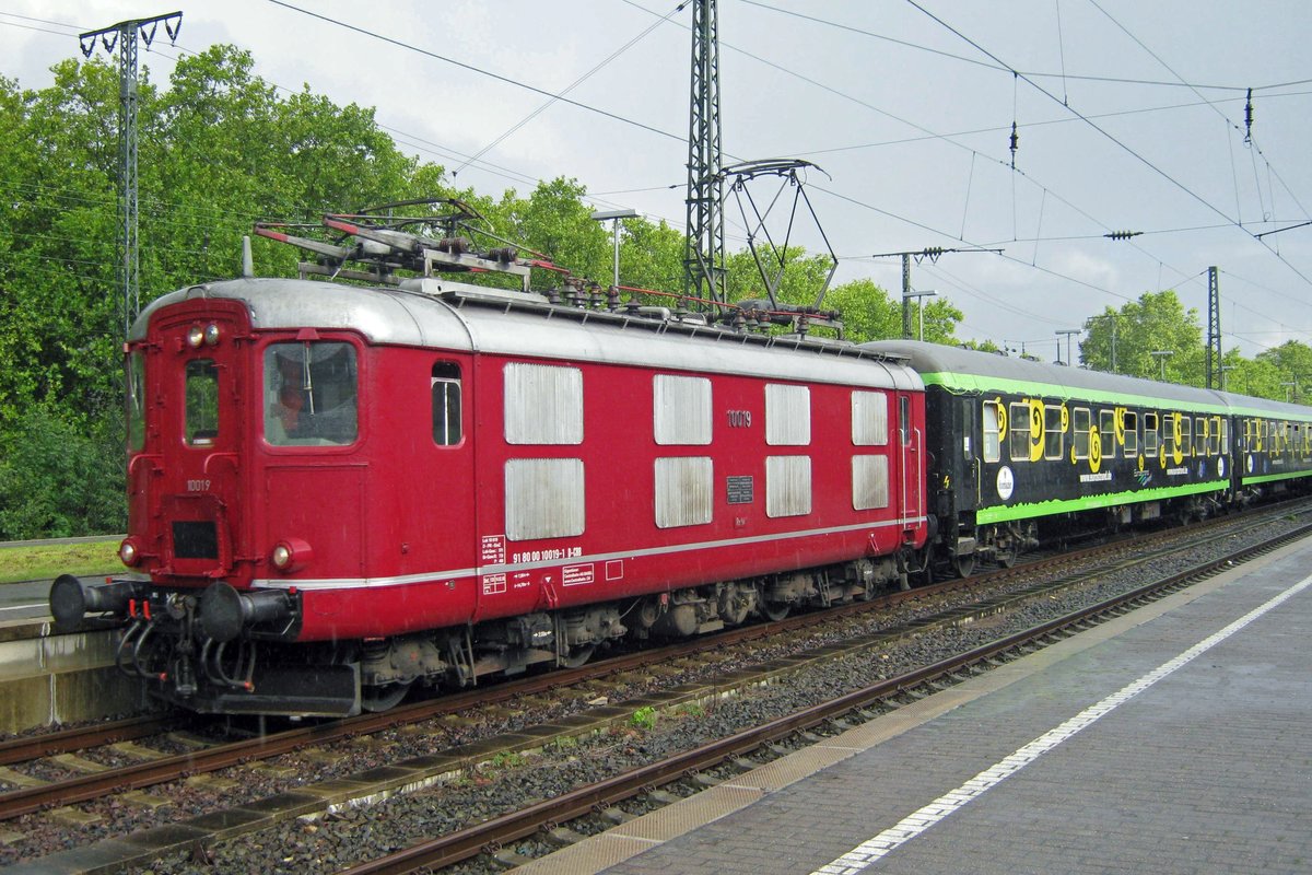 Der Herzerather mit CentralBahn 10019 durchfahrt am 27 September 2010 Köln Süd.