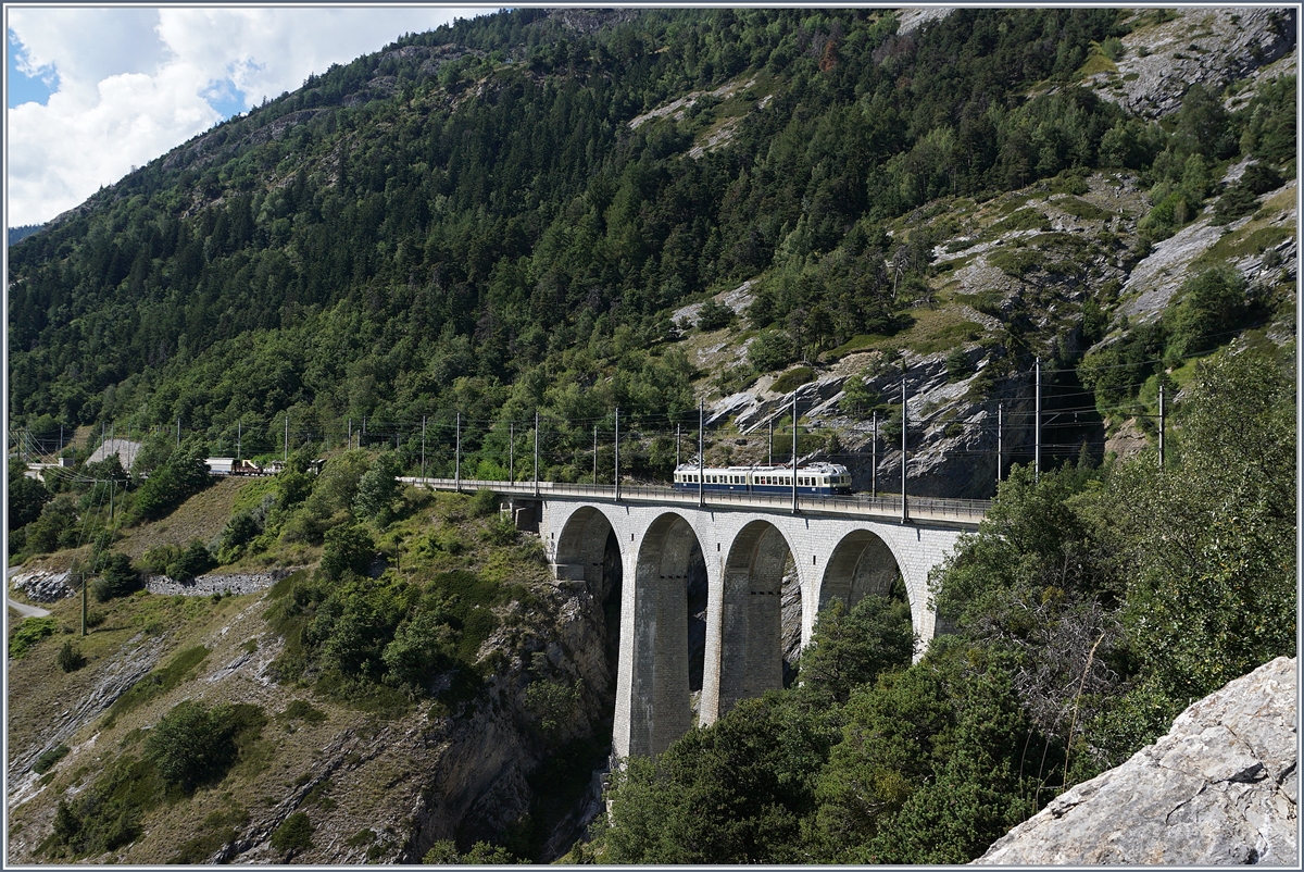 Der historische BCFe 4/6 736 auf dem Luogelkin Viadukt bei Hohtenn (BLS Südrampe).
14. Aug. 2016