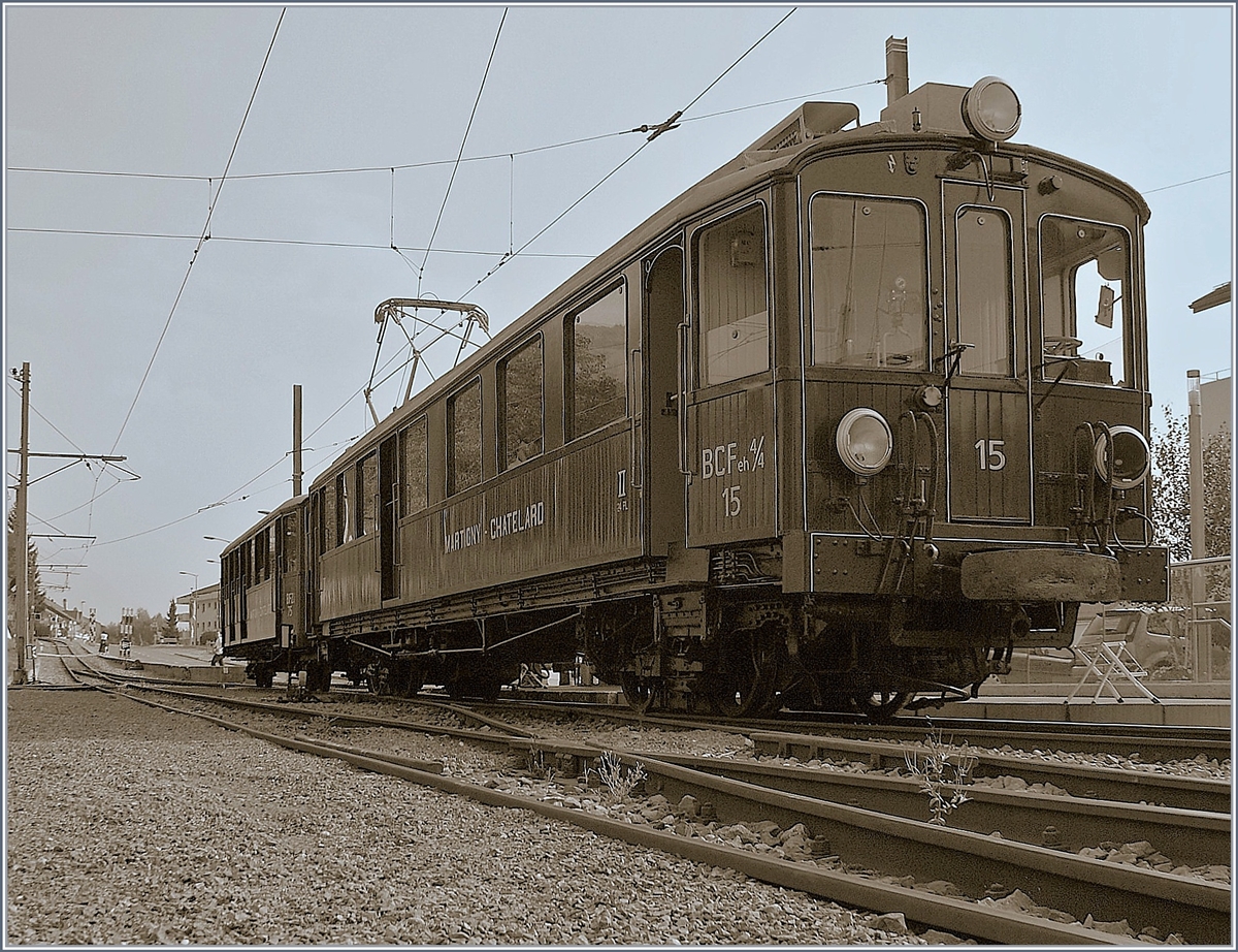 Der historische Martigny - Chatelard (MC) BCFe 4/4 N 15 mit dem BFZt4 75 wartet als Gastzug des Blonay - Chamby Themenveranstaltung  Le Valais en fte sur la BC  in Blonay auf den nchsten Einsatz.
(Bearbeitetes, altes Sepia-Bild)
26. Sept. 2009