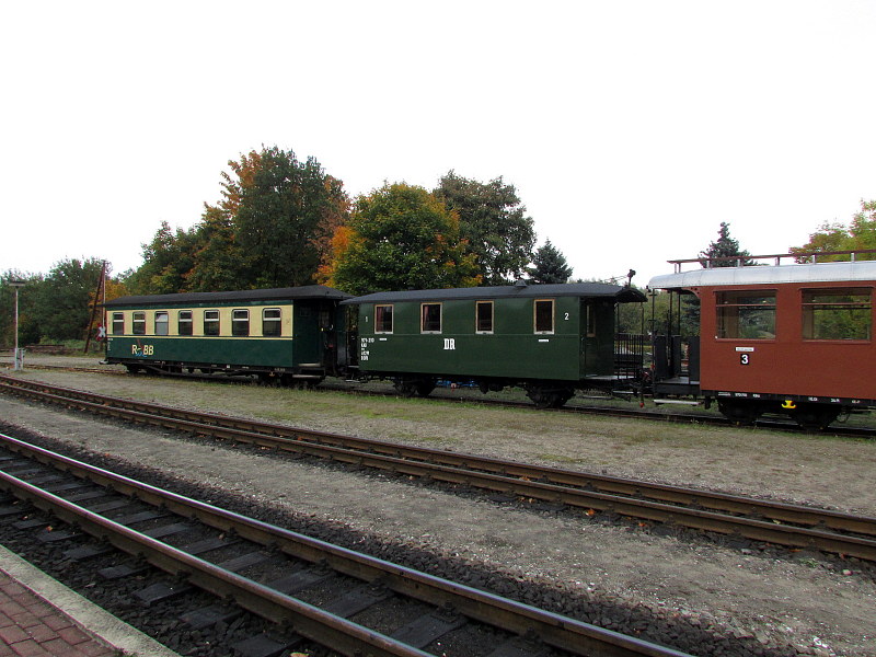Der  Hochzeitswagen  und ein Reko-Wagen stehen in Putbus am 15.Okt.2013 abgestellt