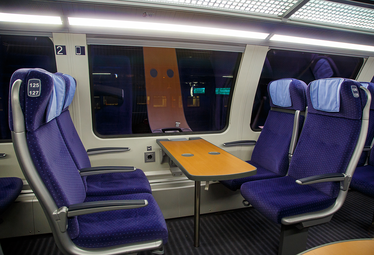 Der Innenraum / Interieur im Oberdeck von einen 2. Klasse IC2-Doppelstock- Reisezugwagen (TWINDEXX Vario, Mittelwagen), D-DB 50 80 26-81 636-5, der Gattung DBpza 682.4, eingereiht als Wagen 3 in den IC 2328 / RE34 (Siegen – Mnster / Westf. Hbf), hier am 31.05.2022 in Siegen.

Hier die vierer Sitzgruppe mit Tisch (vis--vis), Platz 125 bis 129.