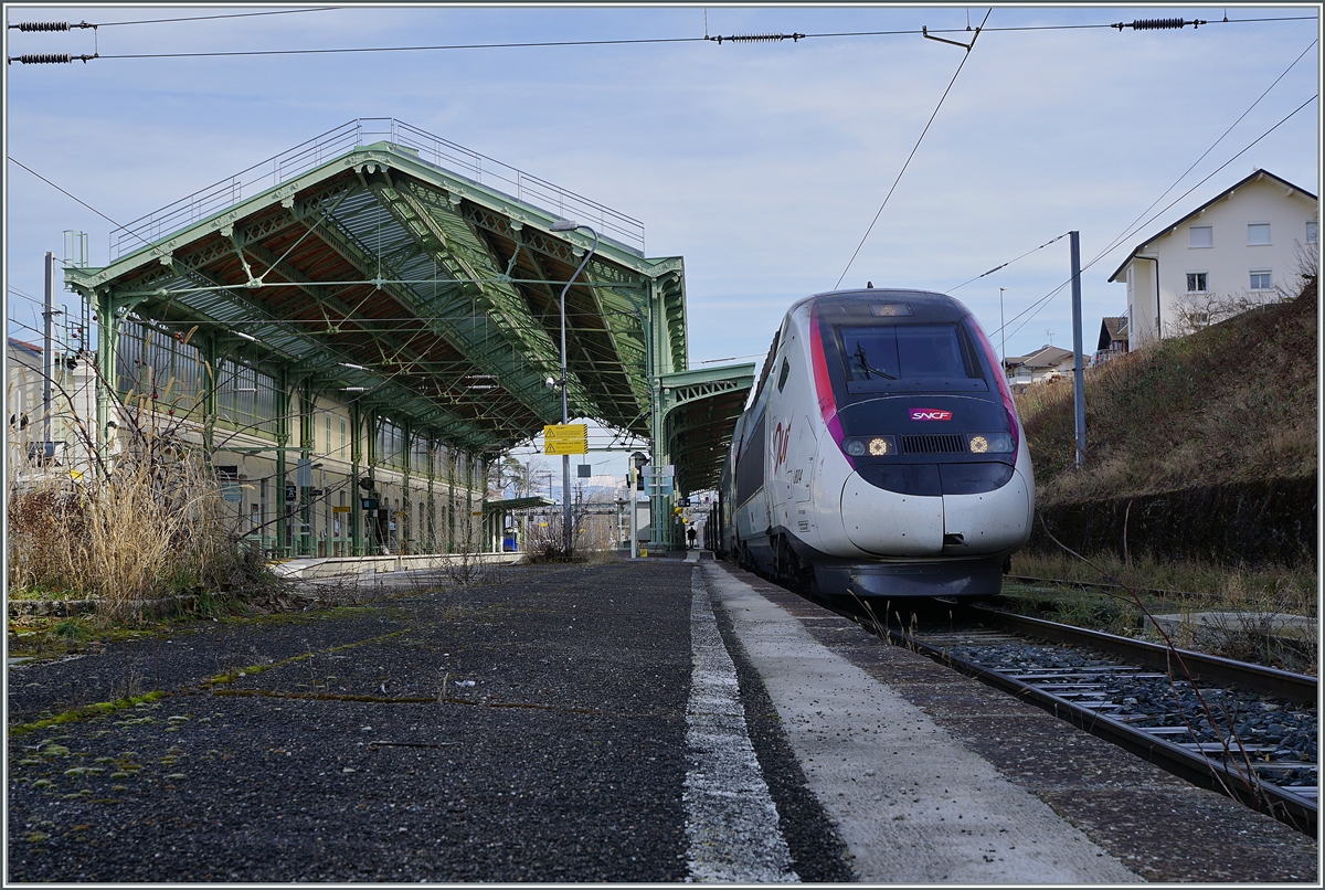 Der inoui TGV 6504 wartet in der Zugsausgangsstation Evian les Bains auf die Abfahrt nach Paris Gare de Lyon um 13:18. Der Zug bestehend aus dem Euroduplex Rame 804.

12. Februar 2022
