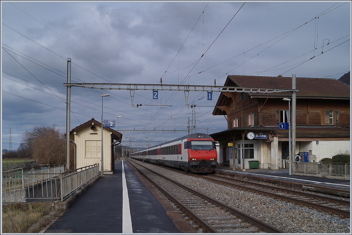 Der IR 1817 hätte nach meinen vortägigen Beobachtungen eigentlich als IC 200 kommen, und fotografisch geschickt mit der Lok vorneweg; dem war, wie das Bild zeigt nicht so.
Roche VD, den 6. Jan. 2019