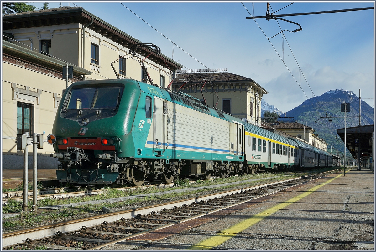 Der Klassiker aus Domodossola: Ein Regionalzug nach Milano, nun wieder  erst-klassig ; Trenord E 464 380 mit ihrem RE nach Milano (ab 8:51).


27. April 2019