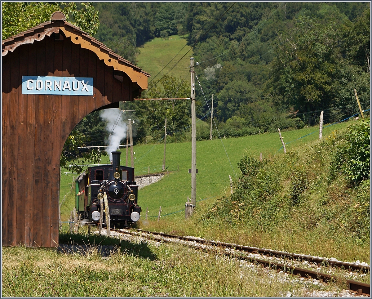 Der kleine Zug nun etwas näher: die Blonay-Chamby G 3/3 N°6 schleppt bei der Haltestelle Cornaux ihren Zug Richtung Chamby. 

11. August 2019