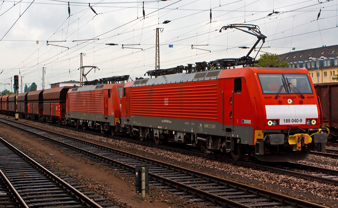 Der lange Erzzug (mit Falrrs 153 Wagen), gezogen von 189 040-9 und 189 034-2 der DB Schenker Rail, hatte am 05.10.2013 im Hbf Trier Hp 0. 

Diese schweren Zge werden mit  der Automatischen UIC-Kupplung (AK) gefahren, die Wagen haben keine Seitenpuffer.