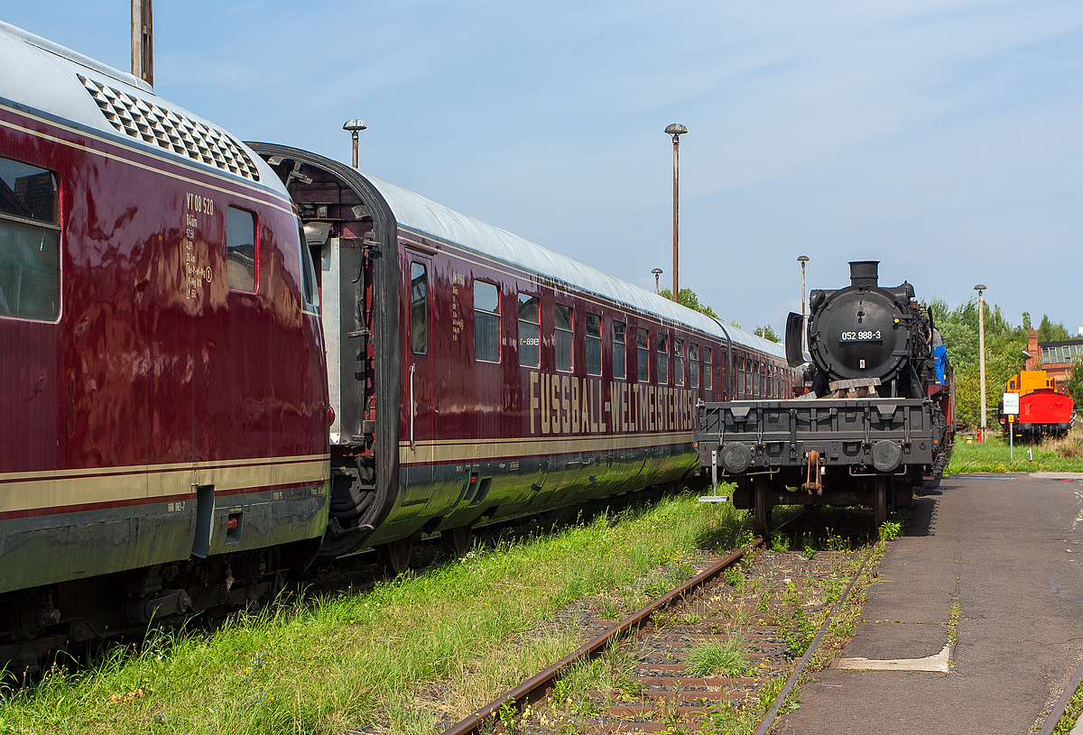 Der letzte erhaltene VT 08.5, leider stand er nicht ganz fotogerecht, am 24.08.2013 im Dampflokwerk Meiningen.

Links noch der Kopf vom Motorwagen VT 08 520, ex DB VT 12 620, ex DB 605 520, in der Bildmitte mit der Beschriftung „FUSSBALL-WELTMEISTER 1954“  der Mittelwagen VM 08 510 (ex DB VM 12 610 später DB 913 510-5, intern als 988 011-3 geführt), dahinter leider verdeckt ein weitere VT.

Der Mittelwagen VM 08 510 wurde 1952 von der Waggon- und Maschinenbau GmbH in Donauwörth (WMD) unter der Fabriknummer 113 gebaut.
