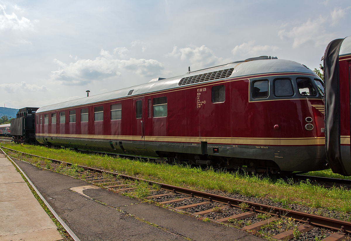 Der letzte erhaltene VT 08.5....
Hier Motorwagen VT 08 520, ex DB VT 12 620, ex DB 605 520 (DB intern als 688 082-7 geführt) am 24.08.2013 im Dampflokwerk Meiningen (DLW). 

Der VT wurde 1954 von der Maschinenfabrik Augsburg-Nürnberg AG (MAN) unter der Fabriknummer 140973 und als VT 08 520 an die Deutsche Bundesbahn geliefert, 1963 erfolgte der Umbau zum VT 12 620 und zum 01.01.1968 die Umzeichnung in 613 620, und 1985 schied er aus dem Plandienst aus.

Die Baureihe VT 08.5 war eine Verbrennungstriebwagen-Baureihe, die von der Deutschen Bundesbahn in Deutschland eingesetzt wurden. Diese Diesel-Schnelltriebwagen wurden zusammen mit antriebslosen Mittel- und Steuerwagen zunächst als dreiteiliger, später auch vierteiliger Triebzug eingesetzt, sie wurden im F-Zug-Verkehr eingesetzt. Dagegen waren die VT 12.5, später DB-Baureihe 612, für den Regionalverkehr konzipiert und dort bis 1984 eingesetzt.

Mit dem VT 08.5 wurde am 2. Juni 1957 in Deutschland das TEE-Zeitalter eröffnet. Die Fahrzeuge wurden allerdings schon bald vom neueren TEE-Triebwagen VT 11.5 abgelöst.

In den ursprünglichen Motorwagen VT 08 501–514 waren ein Gepäck- und ein Postraum untergebracht, außerdem eine Küche und ein Speiseraum mit 24 Plätzen, die nachbestellten Motorwagen VT 08 515–520 erhielten statt Küche und Speiseabteil normale Sitzplätze. Im Mittelwagen gab es zehn Abteile, der Steuerwagen hatte sechs Abteile und einen Konferenzraum mit Tisch. Nach der Klassenreform 1956 führten die Triebzüge nur die 1. Wagenklasse.

Die Leistung eines Motorwagens betrug 735 kW, die Höchstgeschwindigkeit 140 km/h. Das Untergestell und das Gerippe der Wagenkästen sind in geschweißter, selbsttragender Spanten- und Schalenbauweise ausgeführt. Die auffällige Kopfform wurde nach der Erfahrung mit dem Versuchsträger VT 92 festgelegt. Die Triebwagen hatten eine Scharfenbergkupplung.

Die Farbgebung war bei der Auslieferung purpurrot, mit grauem Dach und schwarzer Schürze, oberhalb der Schürze zog sich ein breiter gelber Zierstreifen hin. Die Stirnfenster waren schwarz eingefasst. An der Stirnseite trugen sie das Flügelrad mit den Buchstaben „DB“ in Gelb. 

Der letzte erhaltene VT 08.5 wurde aus dem Spielfilm „Das Wunder von Bern“ als „Weltmeisterzug“ bekannt. Er wurde für den Film dem historischen Vorbild entsprechend mit „FUSSBALL-WELTMEISTER 1954“ beschriftet. Der Zug mit den Motorwagen 613 603 und 620, den Mittelwagen 913 510 und 512 und dem Steuerwagen 913 603 ist heute im Besitz des DB-Museums und wurde von der BSW-Gruppe Braunschweig betreut. Der Zug konnte entweder mit dem zweiten Triebkopf oder dem Steuerwagen gekuppelt werden. Dieser Triebzug wird Bahn-intern als Baureihe 688/988 geführt.

Da die Deutsche Bahn sich aus Kostengründen dagegen entschieden hat, erneut in eine im August 2007 fällig gewesene Hauptuntersuchung zu investieren, wurde im April 2008 entschieden, den Zug als Dauerleihgabe in den Lokpark nach Braunschweig zu übergeben, wo er im am 13. April 2008 eröffneten Freilichtmuseum Braunschweiger ZeitSchiene ausgestellt wurde. Seit 2011 steht der VT 08 im Dampflokwerk Meiningen auf dem Freigelände in Erwartung einer Sanierung. Die Kosten für eine Restaurierung werden auf zwei bis drei Millionen Euro geschätzt, deren Finanzierung nicht gesichert ist. Der VS 08 503 (ex DB VS12 603, ex DB 913 603-7 steht noch in Braunschweig.

TECHNISCHE DATEN dreiteiliger Triebzug VT/VM/VS:
Gebaute Anzahl: 20 VT (Motowagen), 22 VM (Mittelwagen) und 13 VS (Steuerwagen)
Hersteller (Motorwagen): MAN
Hersteller (Mittel- und Steuerwagen): Donauwörth, Rathgeber  und Westwaggon
Spurweite: 1.435 mm (Normalspur)
Achsformel:  B’2’+2’2’+2’2’  (als VT/VM/VS)
Länge über Kupplung:  79.970 mm (Motorwagen 26.385 mm)
Treibraddurchmesser: 	940 mm
Laufraddurchmesser: 	900 mm
Dienstgewicht:  121,4  t
Höchstgeschwindigkeit: 140 km/h
Motorbauart: 12-Zylinder-Dieselmotor
Installierte Leistung: 735 kW (1.000 PS)
Nenndrehzahl: 1.500/min
Leistungsübertragung: hydraulisch
Sitzplätze: 	108 (1. Klasse, dreiteilig)
