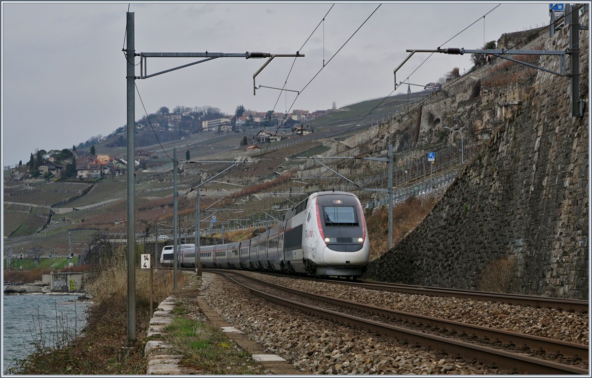 Der letzte TGV von Paris Gare de Lyon nach Brig hier bei St-Saphorin am 4. März 2017.
