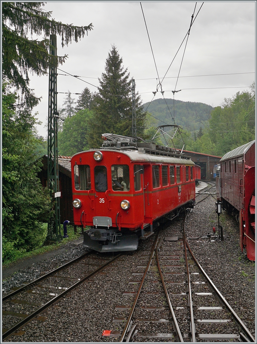 Der letztes Jahr hervorragend revidierte Bernina Bahn Rhb ABe 4/4 I 35 der Blonay Chamby Bahn übernimmt zum Saisonauftakt am 3. Mai 2025 den Einsatz der eklektisch geführten Züge (bis auf den letzten Zug am Abend). Im Bild der ABe 4/4 I 35 bei der Abfahrt in Chaulin nach Blonay.

3. Mai 2025 