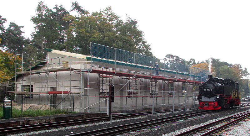 Der Lokschuppen Ghren und die 99 1784-0 in Ghren am 15.Okt.2013