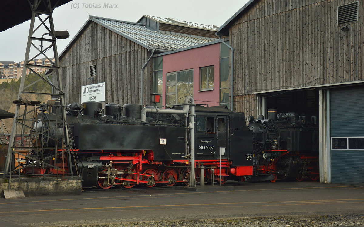 Der Lokzug wurde von L45H-358 (nicht sichtbar) in den Schuppen gedrückt um 99 1772-5 (ebenfalls nicht sichtbar) an den Lokzug anzuhängen. So gesehen am 30.03.2016 in Oberwiesenthal