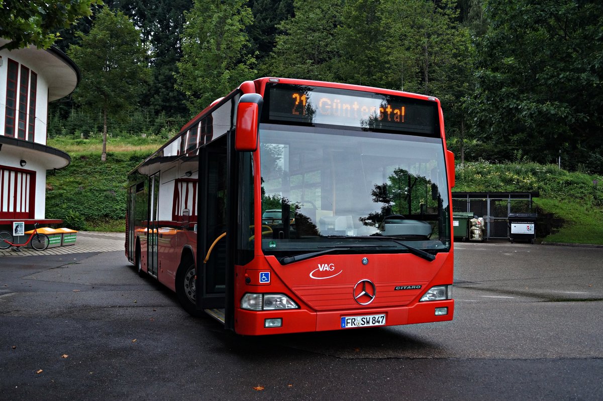 Der Mercedes Benz Citaro Standartbus Nr. 847 der VAG-Freiburg wartet am 8. August 2017 an der Talstation der Schauinslandbahn in Horben auf seine Abfahrt Richtung G�nterstal (Linie 21).