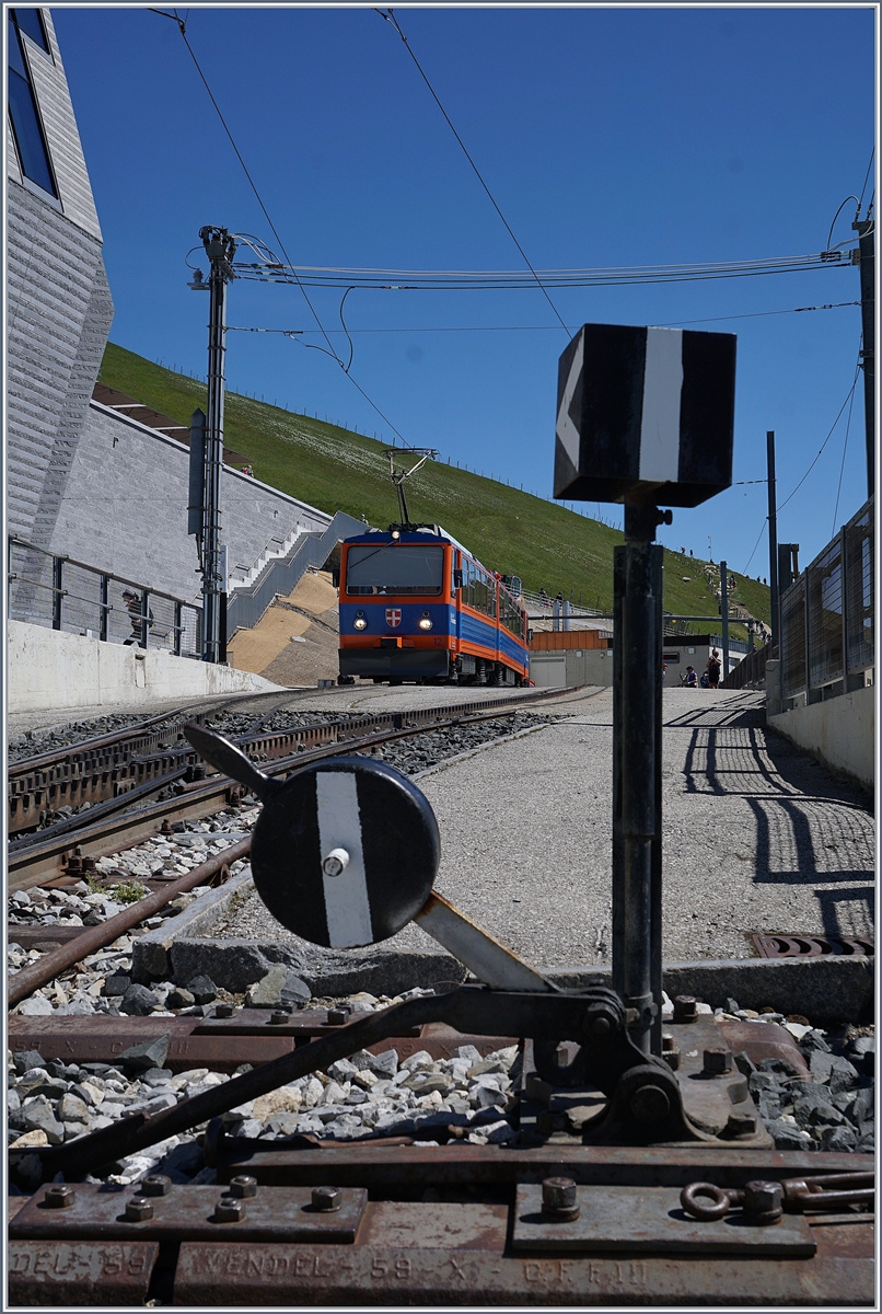 Der MG Beh 11 wartet in Generoso Vetta auf die Rückfahrt nach Aigle.
21. Mai 2017