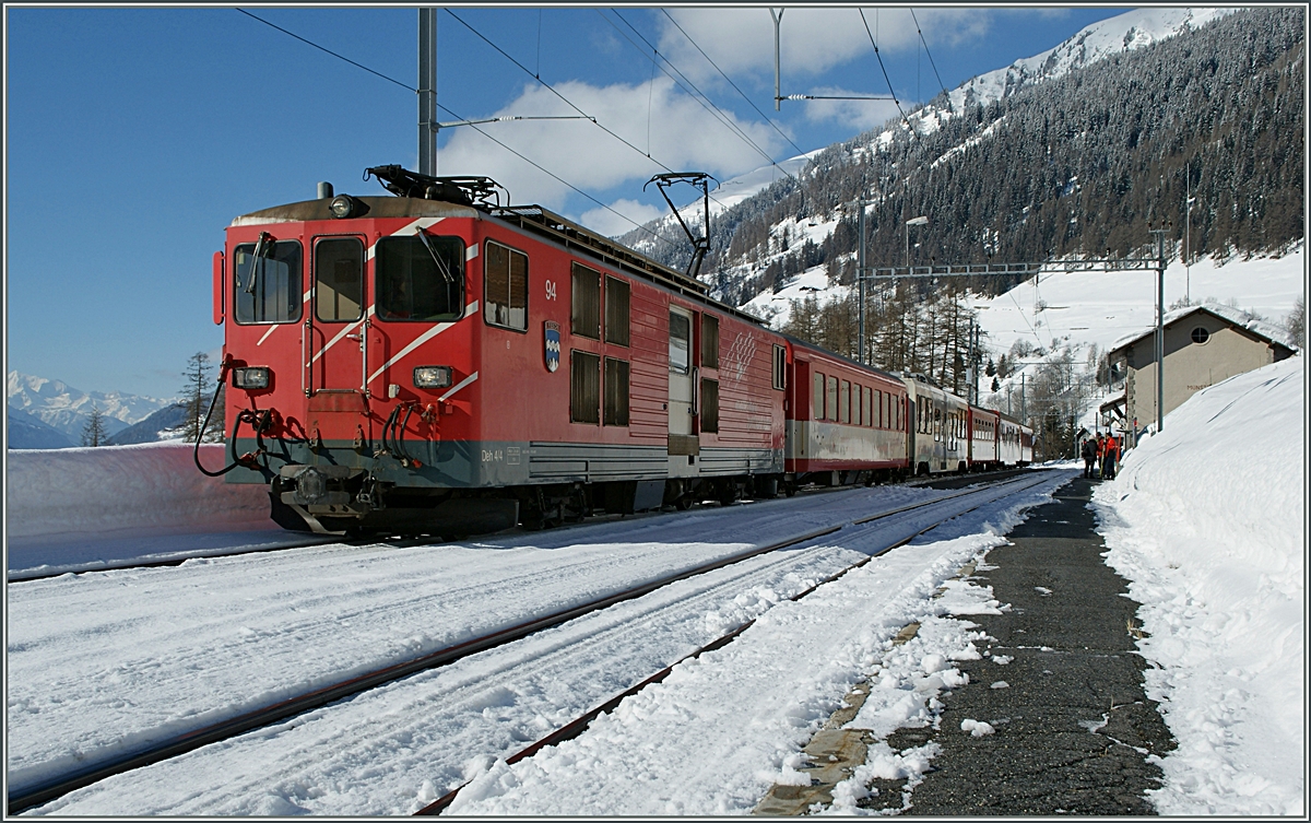 Der MGB De 4/4 94 mit ihrem Regionalzug 530 in Münster (VS).
20. Feb. 2014 