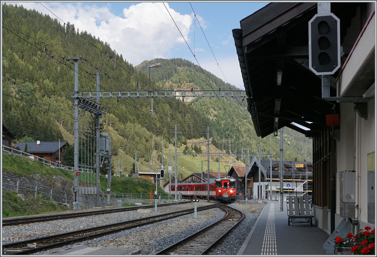 Der MGB Deh 4/4 23 erreicht mit seinem Regionalzug nach Andermatt den Bahnhof von Sedrun. 

16. Sept. 2020
