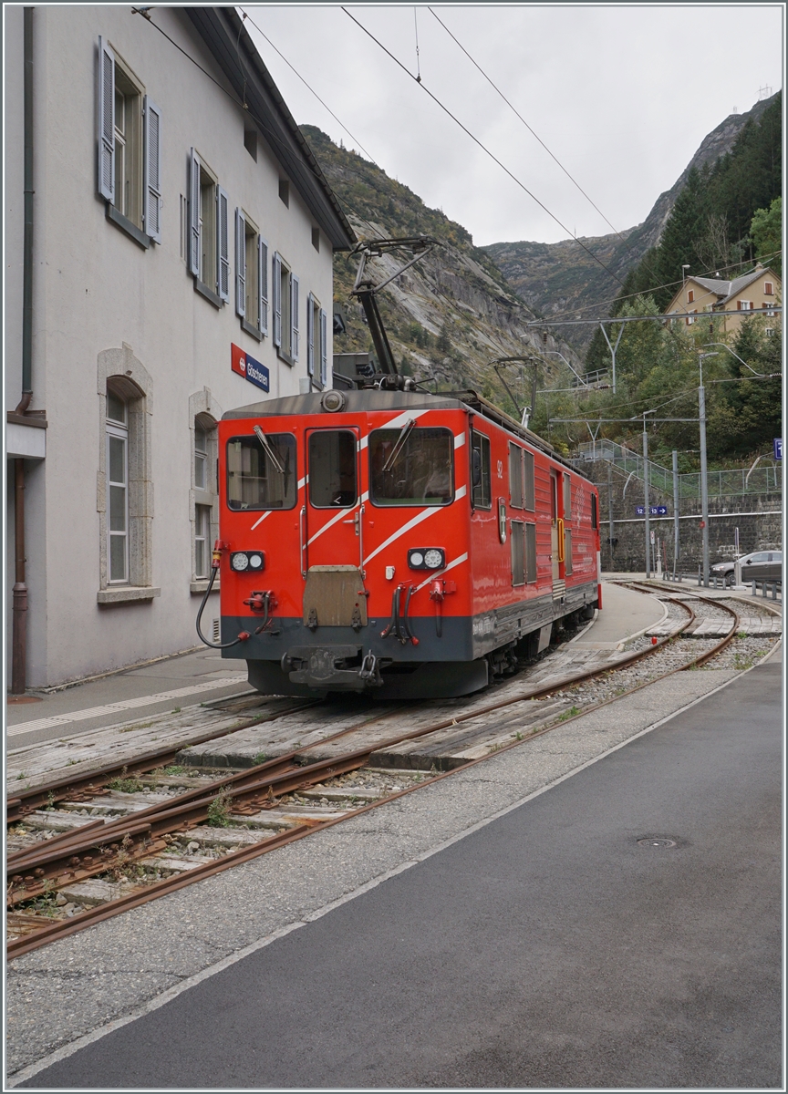Der MGB Deh 4/4 92 wartet in Göschenen mit einem  Schöllenenbahnzug  auf die Abfahrt nach Andermatt.

19. Oktober 2023