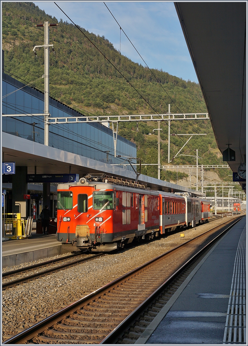 Der MGB Deh 4/4 mit seinem Regionalzug 218 von Zermatt nach Brig beim Halt im Bahnhof von Visp. Die Nummer des Deh 4/4 konnte ich im nachhinein nicht ausfindig machen, ebenso erlaubt der Blickwinke nicht, das Wappen auf dem Triebwagen zu erkennen. 

31. August 2019