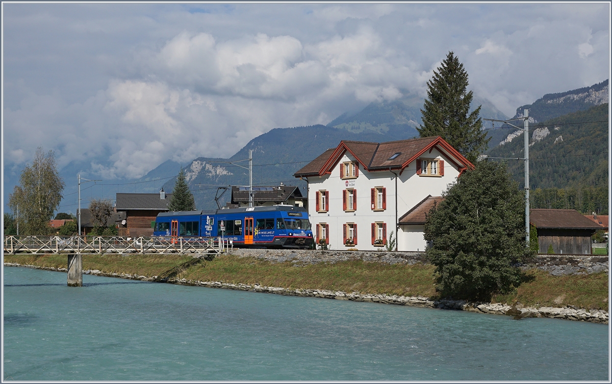 Der MIB GTW Be 2/6 13 verlässt nach einem kurzen Halt die Haltestelle Aareschlucht West und fährt nach Innertkirchen weiter. 
Der schmucke Zug war gut zwanzig Jahre lang als MVR Be 2/6 7004  Montreux  bei der CEV und MOB unterwegs.

22. Sept. 2020