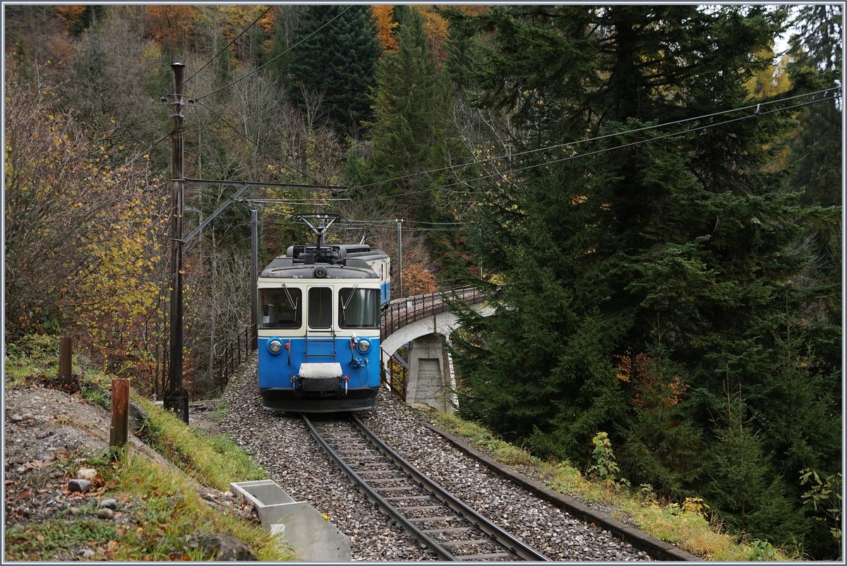 Der MOB ABDe 8/8 4001  Suisse  als Extrazug zwischen Sendy Sollard und Les Avants.
11. Nov. 2017