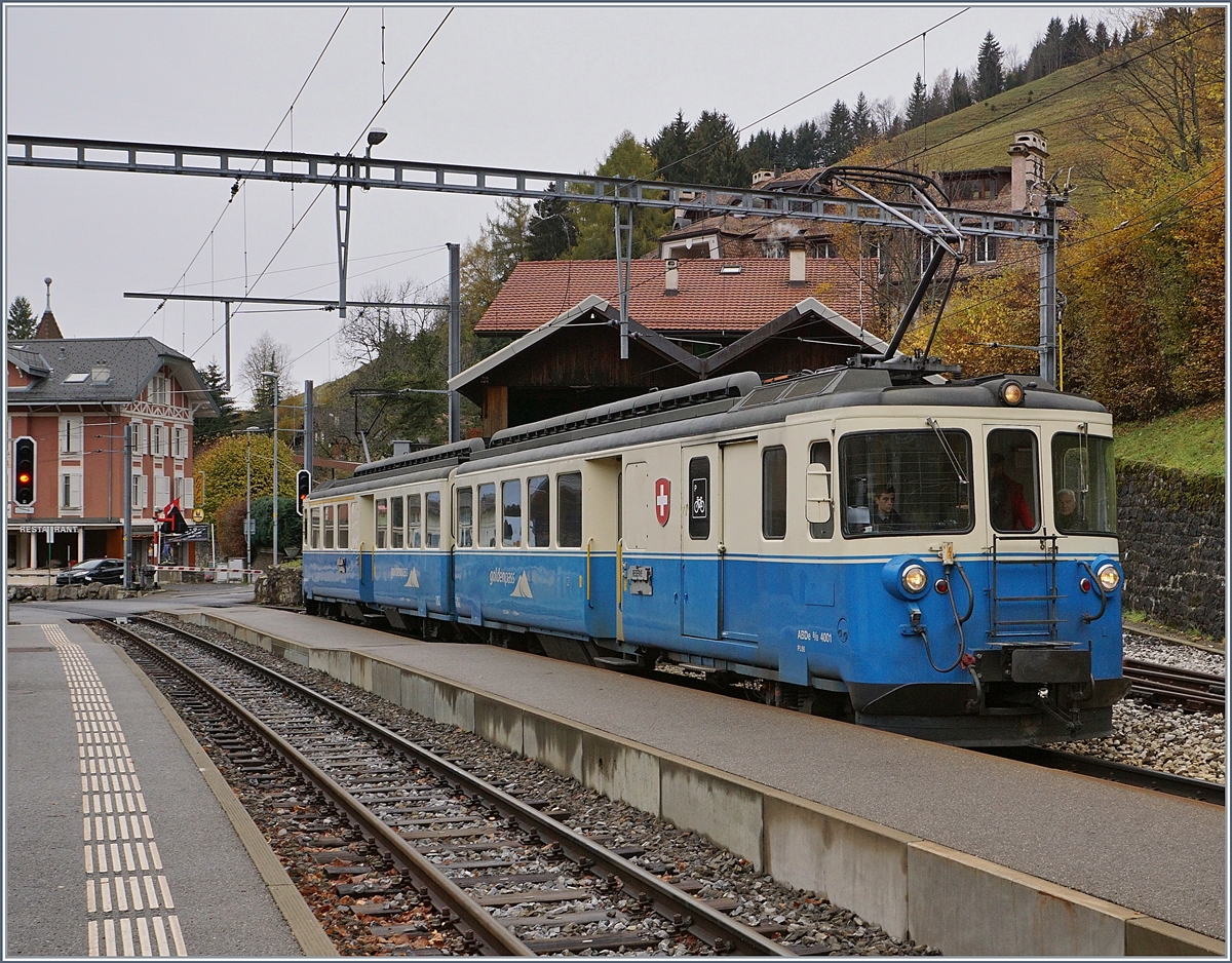 Der MOB ABDe 8/8 4001 SUISSE auf einer Sonderfahrt von Montreux Richtung Berner Oberland in Les Avants.
11. Nov. 2017
