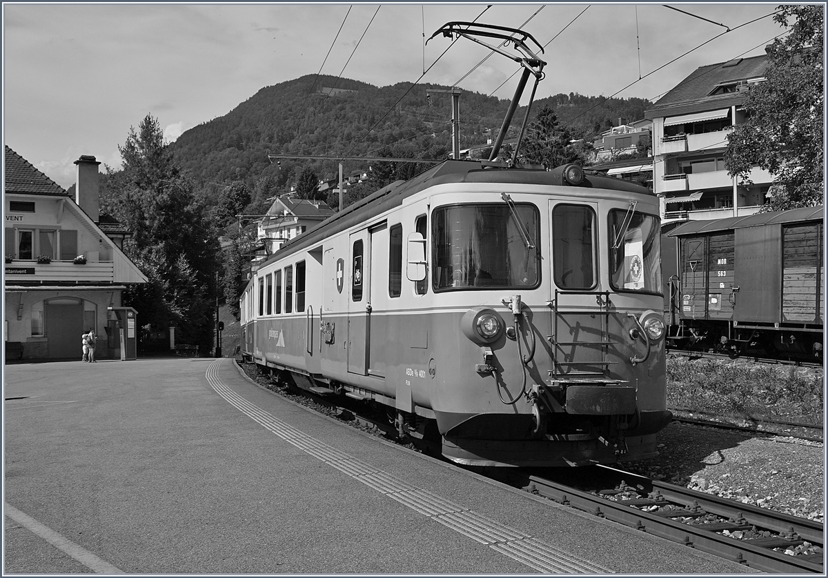 Der MOB ABDe 8/8 4001 SUISSE beim Halt in Fontanivent.
21. Juni 2018