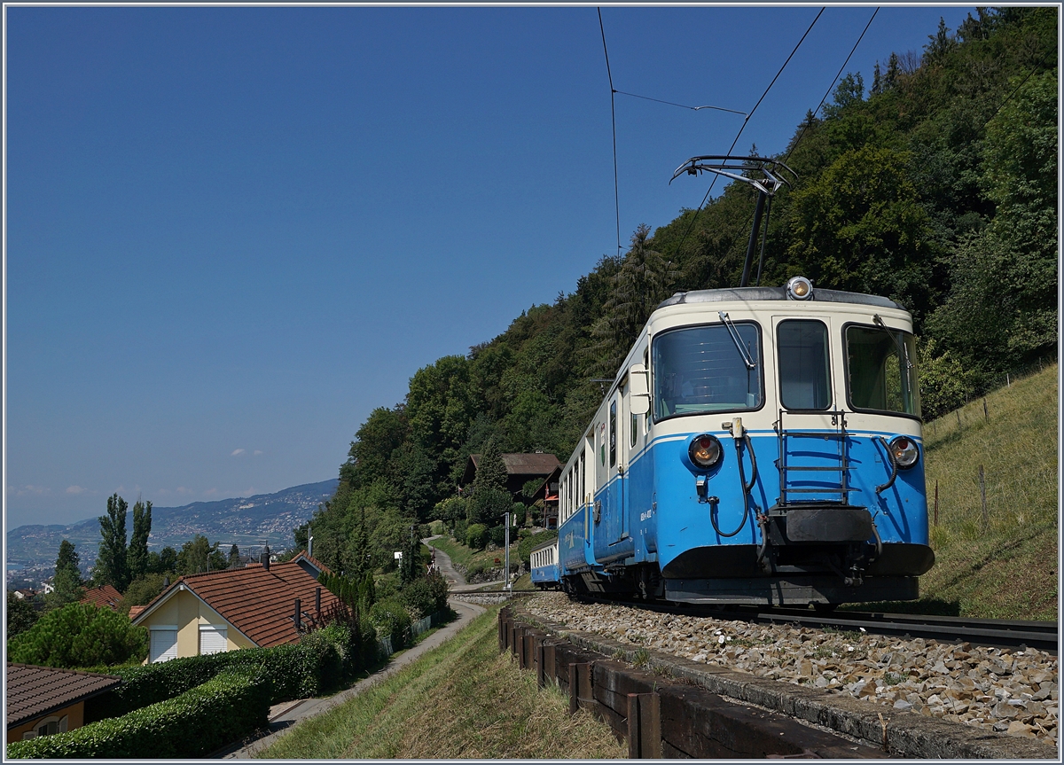 Der MOB ABDe 8/8 4002 VAUD mit seinem Regionalzug 2224 kurz nach Chernex auf der Fahrt nach Zweisimmen.
21. August 2018