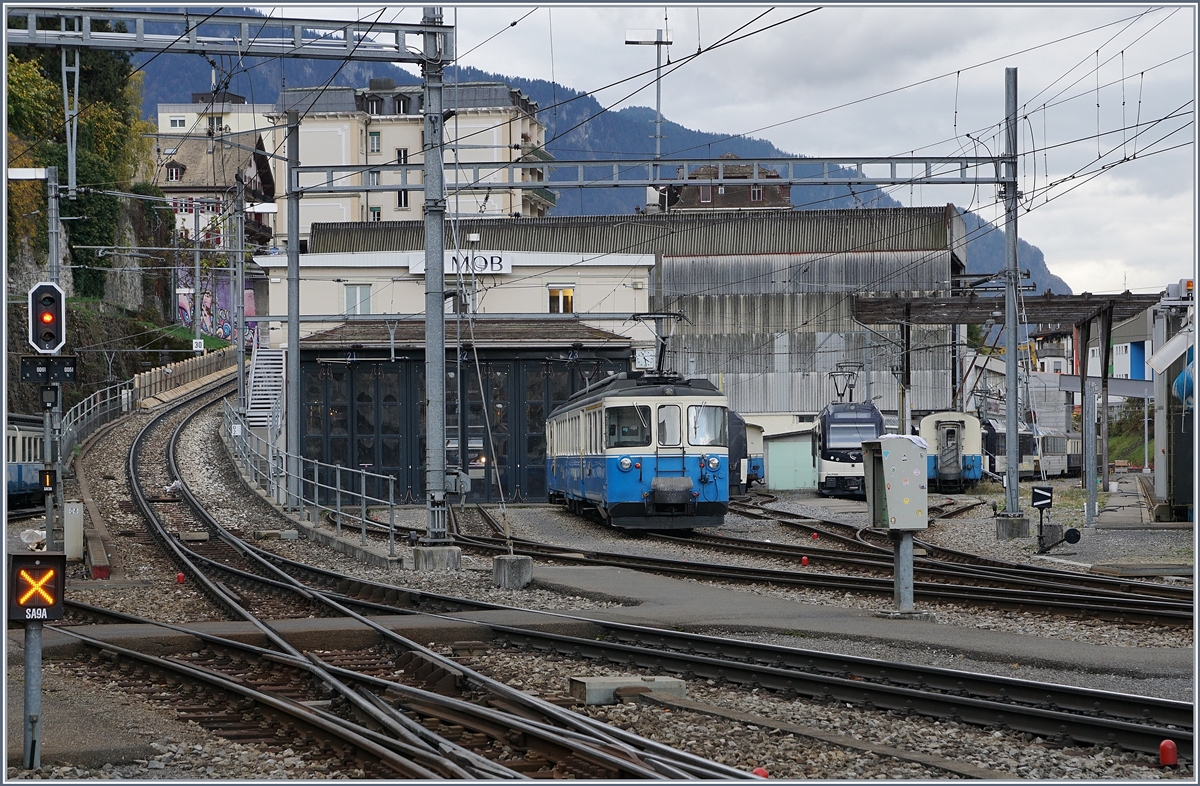 Der MOB ABDe 8/8 4003 Fribourg wartet in Montreux auf einen neuen Einsatz.
27.10.2010