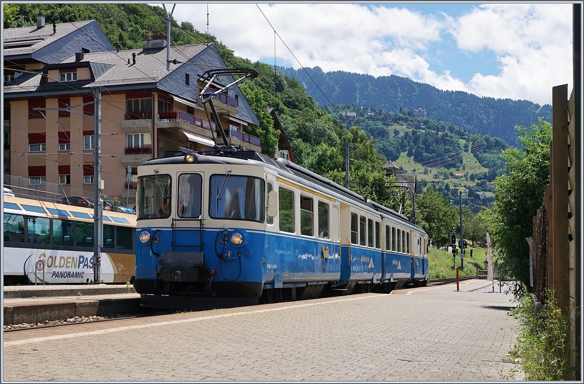 Der MOB ABDe 8/8 4004  Fribourg wartet in Chernex auf die Abfahrt nach Montereux.
30.06.2017