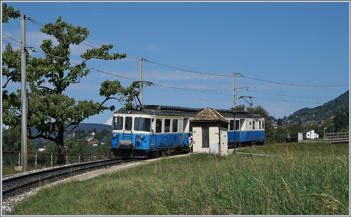 Der MOB ABDe 8/8 4004 Fribourg nach Montreux beim Halt in Châtelard VD
22. Aug. 2018
