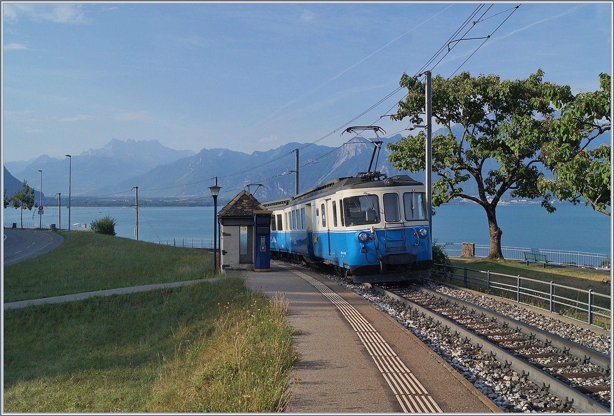 Der MOB ABDe 8/8 4004 FRIBOURG im Lokalverkehr oberhalb von Montreux beim Halt in Châtelard VD.

8. Aug. 2018
