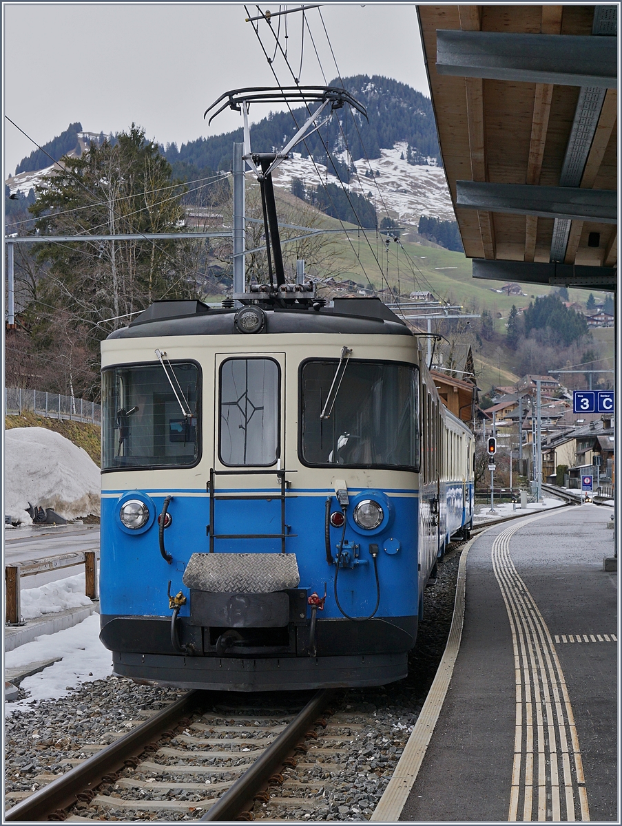 Der MOB ABDe 8/8 4004 FRIBOURG in Chateau d'Oex.
10. Jan. 2018