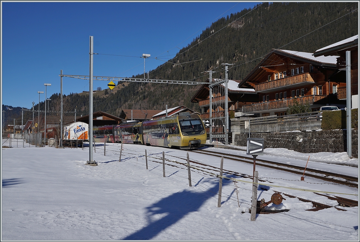 Der MOB ABt 343 - Be 4/4 5003 - Bt 243 (->  Lenkerpendel ) unterwegs von Zweisimmen nach der Lenk im Bahnhof von Matten im Simmental.

25. Jan. 2022