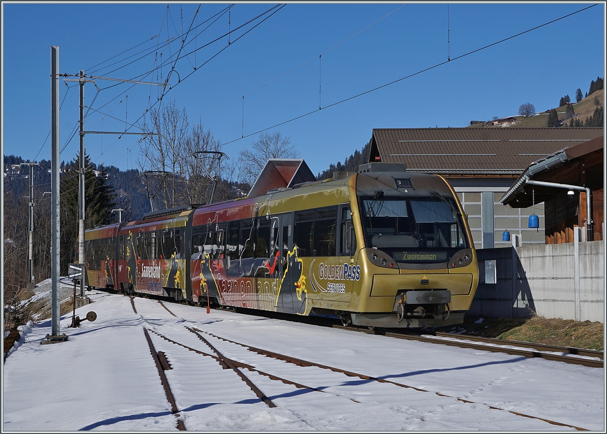 Der MOB ABt 344 - Be 4/4 5004 - Bt 244 verlässt Matten in Richtung Zweisimmen.
25. Januar 2022