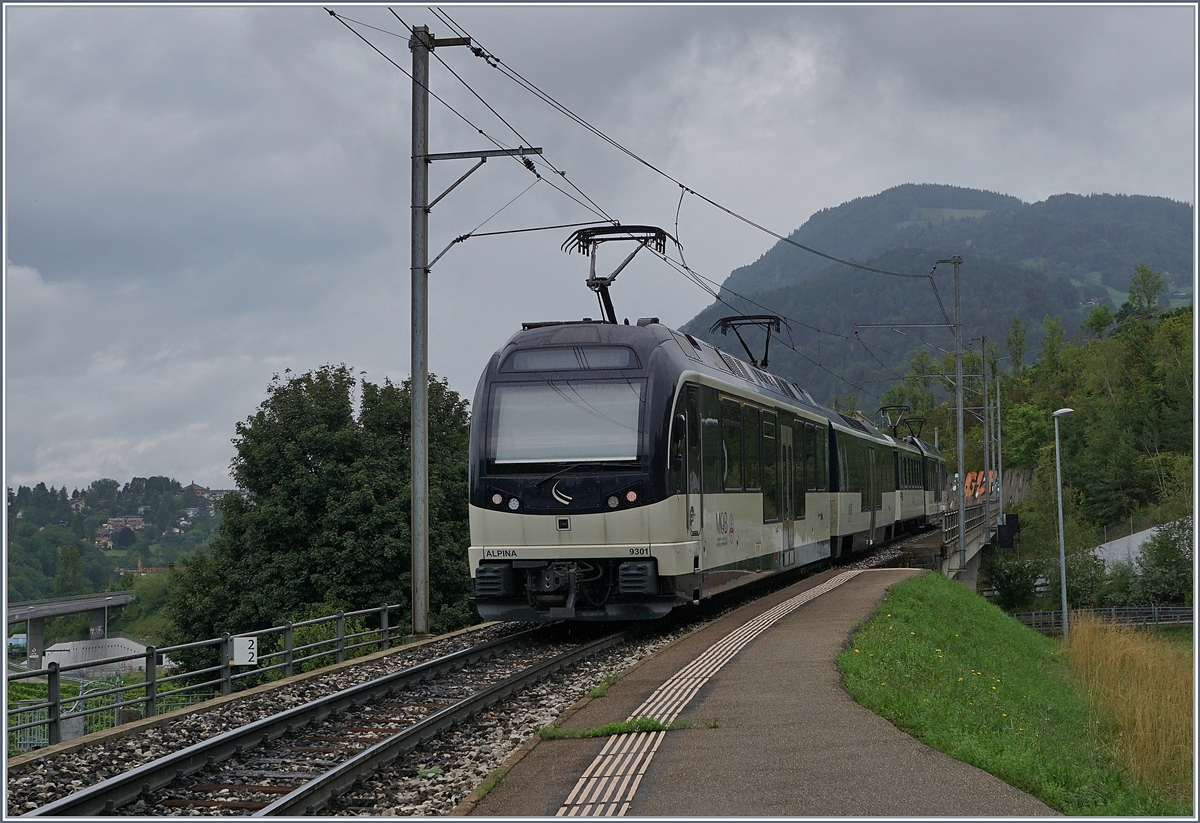 Der MOB Alpina Be 4/4 9201 bzw. ABe 4/4 9301 mit einem Regionalzug auf der Fahrt von Montreux nach Zweisimmen bei Châtelard VD. 

19. August 201