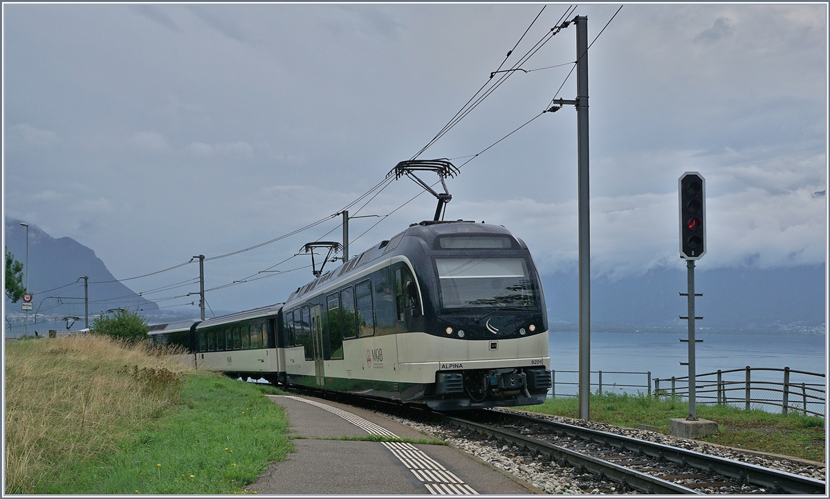 Der MOB Alpina Be 4/4 9201 bzw. ABe 4/4 9301 mit einem Regionalzug auf der Fahrt von Montreux nach Zweisimmen bei Châtelard VD. 

19. August 2019 