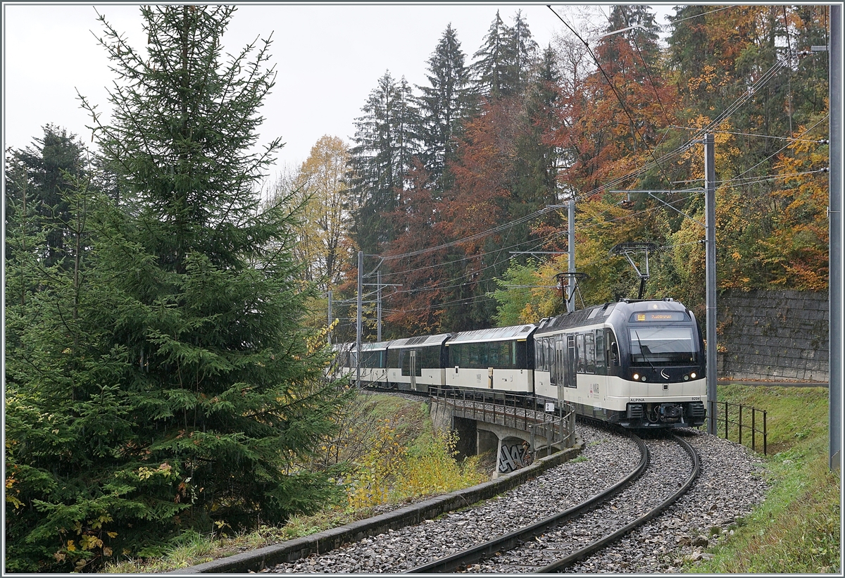 Der MOB Alpina Be 4/4 9204 (und ein weiterer am Zugschluss) auf der Fahrt von Montreux nach nach Zweisimmen kurz nach Sendy-Solard. 

28. Okt. 2020