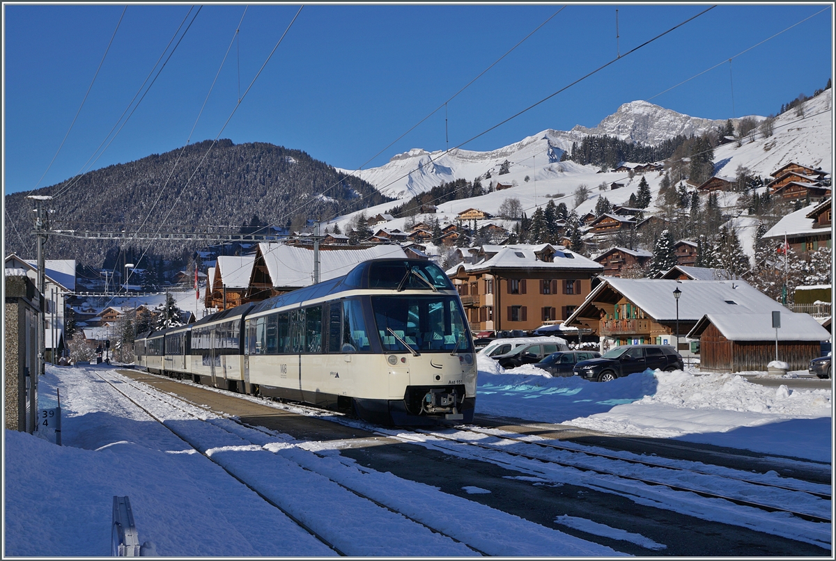 Der MOB Ast 151 am Schluss eines MOB Regionalzugs von Zweisimmen nach Montreux in Rougemont. 

11. Januar 2021