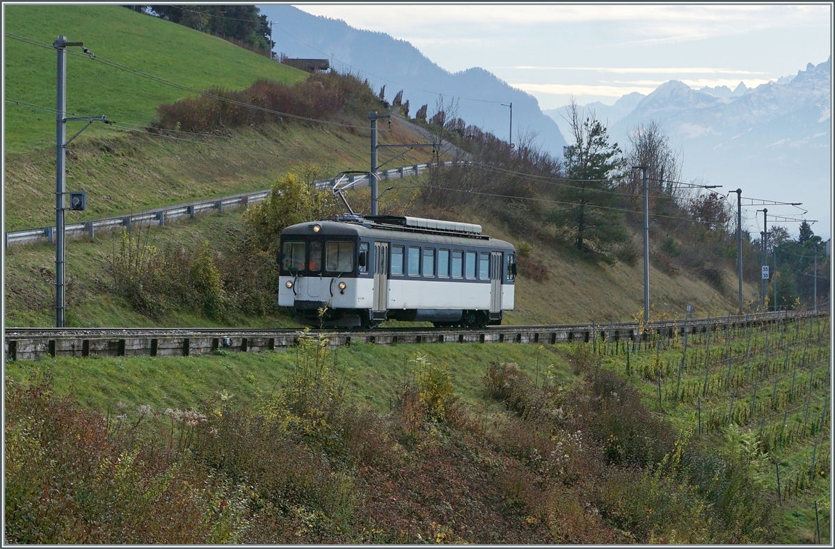 Der MOB Be 4/4 1006 (ex Bipperlisi) ist als Regionalzug 2330 auf der Fahrt von Montreux nach Fontanivent und erreicht bald den Halt Planchamp.

23. Nov. 2020