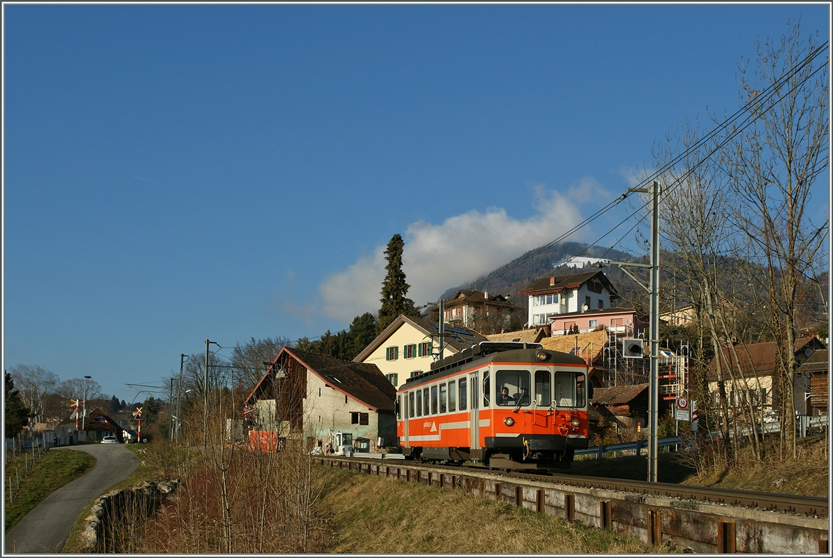 Der MOB Be 4/4 1007 (ex SNB/OJB  Bipperlisi ) als Regionalzug 2347 Chernex - Montreux kurz nach Planchamp. 17. Feb. 2014 
