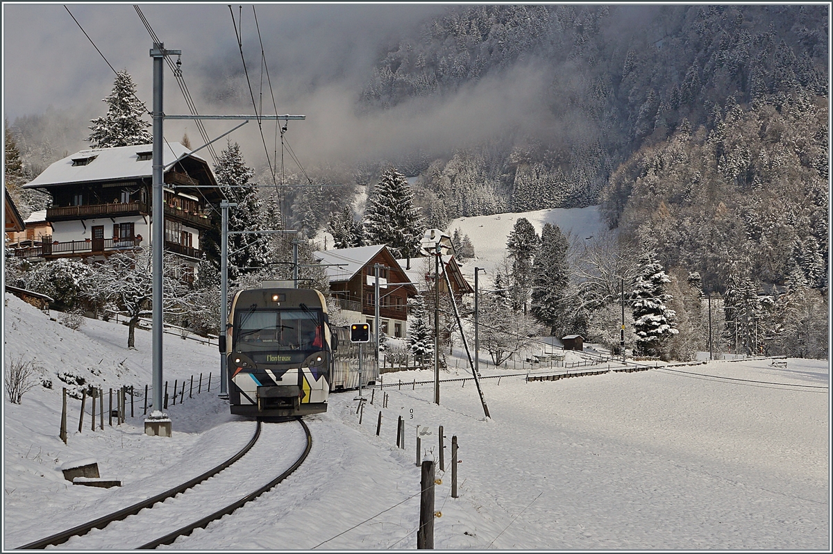 Der MOB Be 4/4 5001 mit seinen Steuerwagen ABt 341 und Bt 241 ist als Regionalzug von Zweisimmen kommend auf dem Weg nach Montreux und zeigt sich in der leicht verschneiten Landschaft bei Les Avants. Der Zug wurde von Sarah Morris in dieser gelungenen Form als  Monarch  gestaltet und verkehrt aber hauptsächlich im Simmental. 


2. Dezember 202