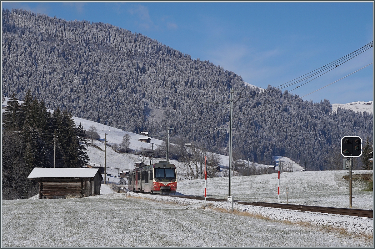 Der MOB Be 4/4 5002  Nankai  hat das Vorsignal von Blankenburg passiert und erreicht in Kürze diesen Halt. 

3. Dez. 2020