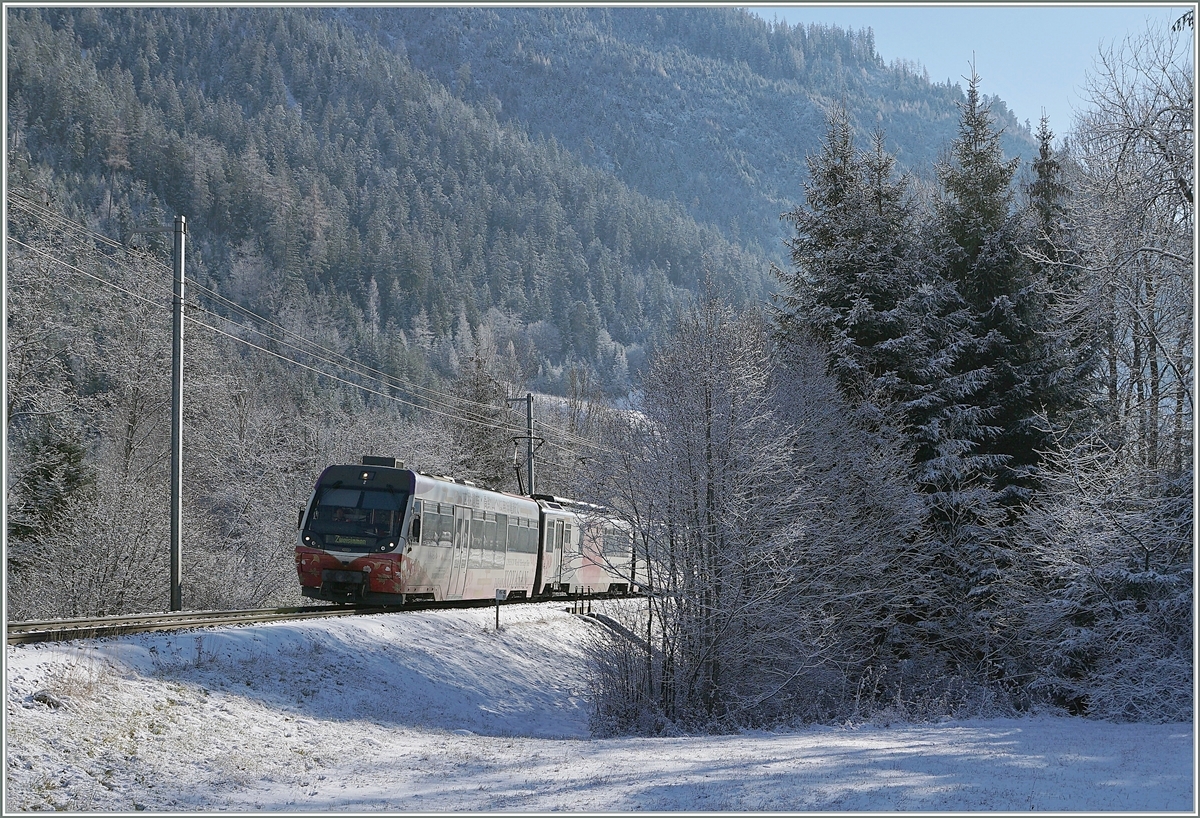 Der MOB Be 4/4 5002  Nankai  ist mit seinen beiden Steuerwagen zwischen Stöckli und Blankenburg auf dem Weg nach Zweismmen.

3. Dezember 2020 