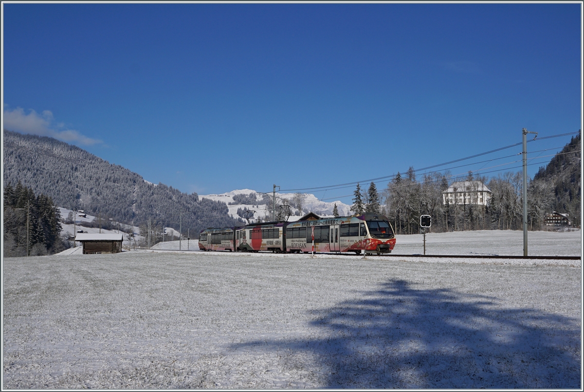 Der MOB Be 4/4 5002  Nankai  ist mit seinen beiden Steuerwagen zwischen Stöckli und Blankenburg auf dem Weg von Zweisimmen nach der Lenk im Simmental.

3. Dezember 2020 