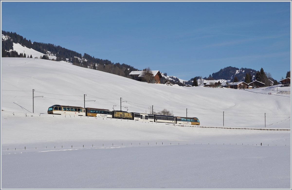 Der MOB Golden Pass Panoramic Zug auf den Weg Richtung Zweisimmen kurz vor Schönried.
6. Feb. 2019